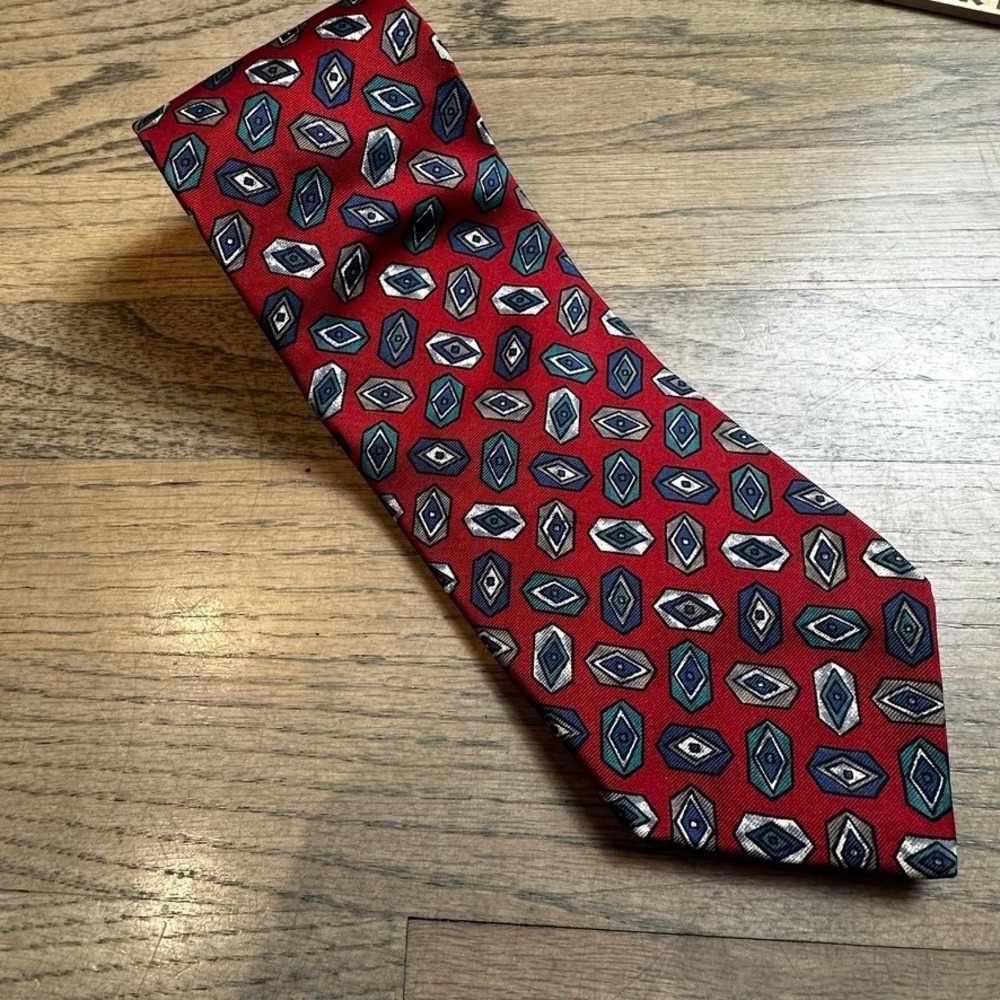 Casey's of Milwaukee Vtg Silk Necktie Red Geometric Diamond Pattern Men's Tie